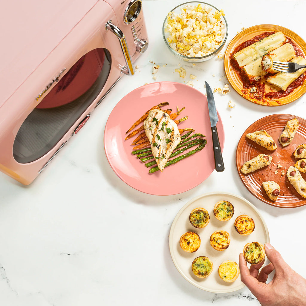 Pink Retro Countertop Microwave Oven Z825
