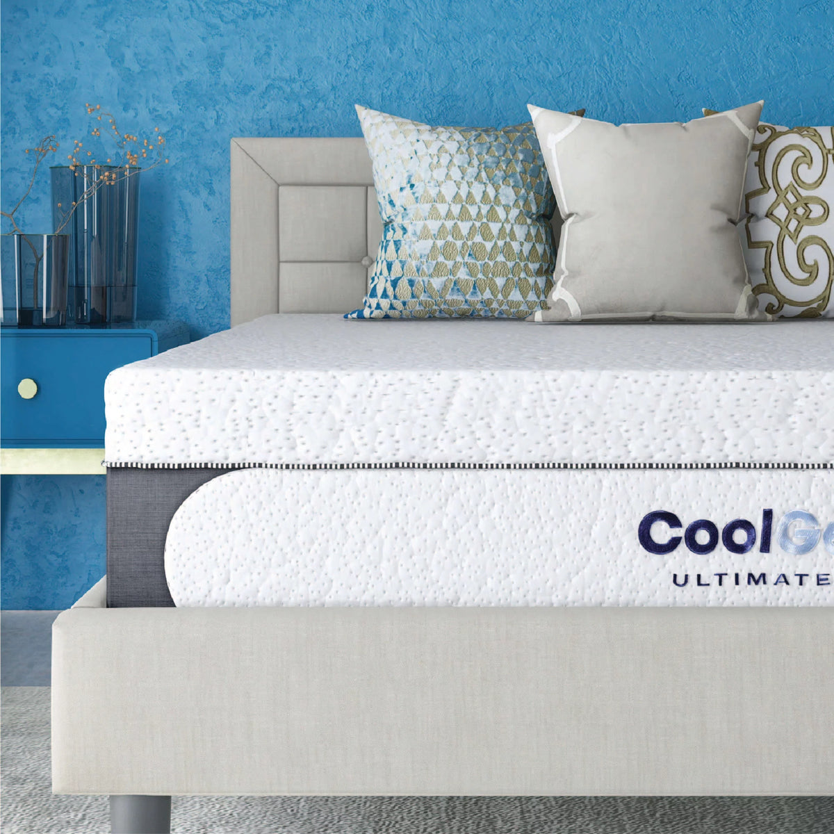 Queen Gel Memory Foam Mattress with 2 Pillows A4238